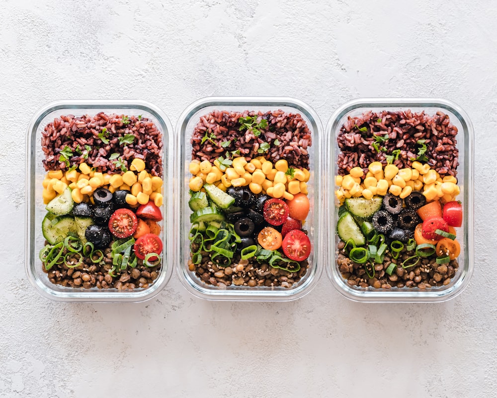 Menú balanceado con frutas y verduras frescas