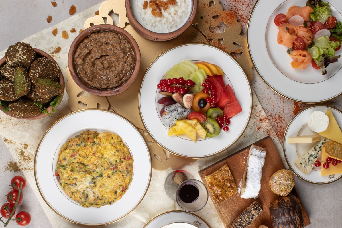 Ensalada colorida con verduras y proteína